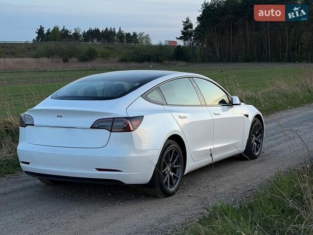 Белый Тесла Модель 3, объемом двигателя 0 л и пробегом 65 тыс. км за 15900 $, фото 2 на Automoto.ua