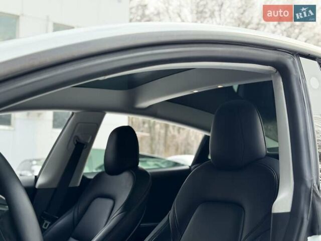 Белый Тесла Модель 3, объемом двигателя 0 л и пробегом 35 тыс. км за 20999 $, фото 13 на Automoto.ua