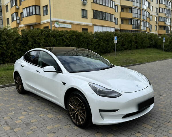 Белый Тесла Модель 3, объемом двигателя 0 л и пробегом 62 тыс. км за 23000 $, фото 2 на Automoto.ua