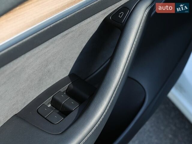 Білий Тесла Модель 3, об'ємом двигуна 0 л та пробігом 47 тис. км за 25000 $, фото 22 на Automoto.ua