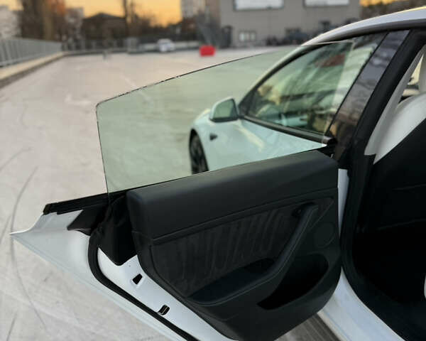 Белый Тесла Модель 3, объемом двигателя 0 л и пробегом 77 тыс. км за 25000 $, фото 17 на Automoto.ua