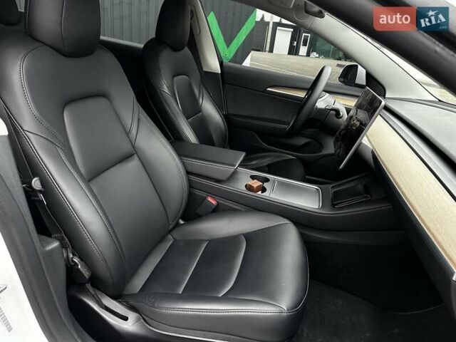 Белый Тесла Модель 3, объемом двигателя 0 л и пробегом 35 тыс. км за 24699 $, фото 35 на Automoto.ua