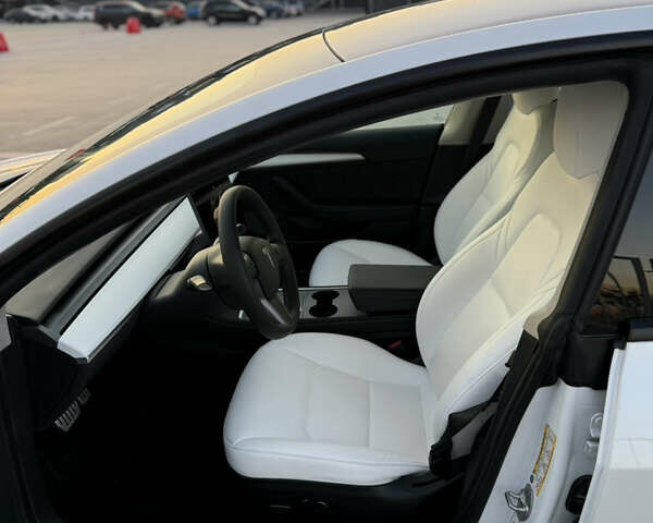 Белый Тесла Модель 3, объемом двигателя 0 л и пробегом 77 тыс. км за 25000 $, фото 9 на Automoto.ua