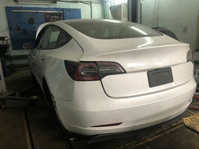 Білий Тесла Модель 3, об'ємом двигуна 0 л та пробігом 170 тис. км за 15500 $, фото 2 на Automoto.ua