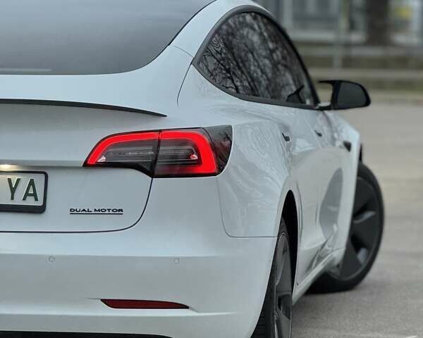 Белый Тесла Модель 3, объемом двигателя 0 л и пробегом 85 тыс. км за 21999 $, фото 15 на Automoto.ua