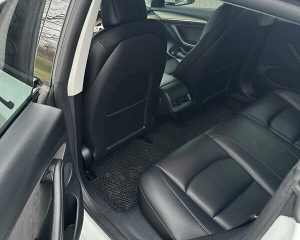 Белый Тесла Модель 3, объемом двигателя 0 л и пробегом 132 тыс. км за 21999 $, фото 7 на Automoto.ua