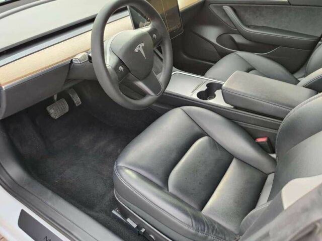 Белый Тесла Модель 3, объемом двигателя 0 л и пробегом 47 тыс. км за 17000 $, фото 4 на Automoto.ua