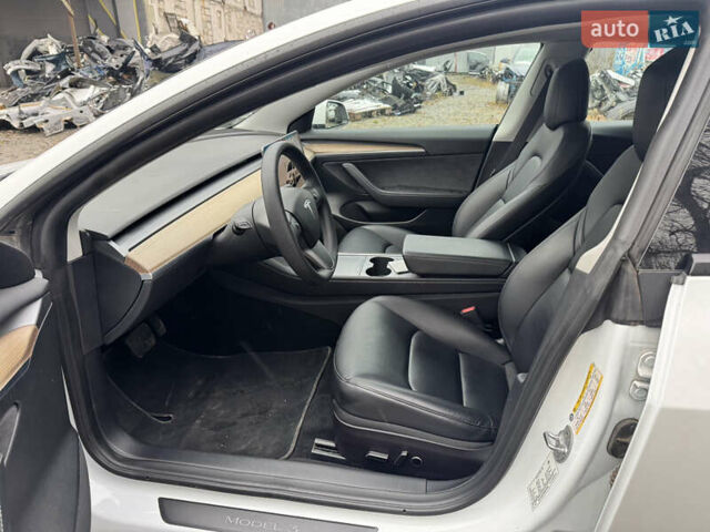 Белый Тесла Модель 3, объемом двигателя 0 л и пробегом 28 тыс. км за 19990 $, фото 19 на Automoto.ua