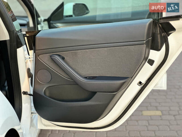 Белый Тесла Модель 3, объемом двигателя 0 л и пробегом 1 тыс. км за 37999 $, фото 48 на Automoto.ua