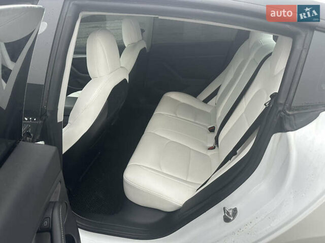 Белый Тесла Модель 3, объемом двигателя 0 л и пробегом 59 тыс. км за 22000 $, фото 12 на Automoto.ua