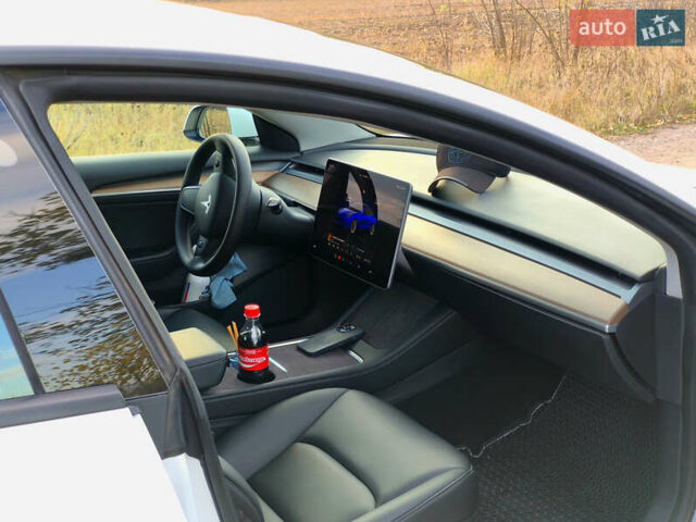 Білий Тесла Модель 3, об'ємом двигуна 0 л та пробігом 65 тис. км за 23500 $, фото 9 на Automoto.ua
