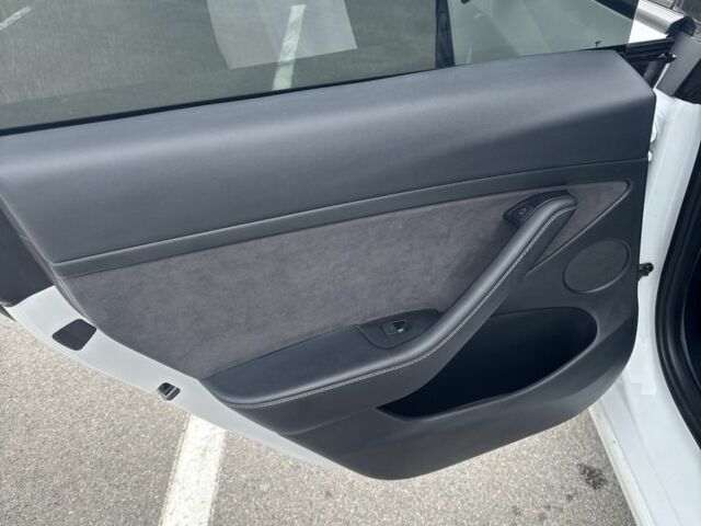 Білий Тесла Модель 3, об'ємом двигуна 0 л та пробігом 76 тис. км за 16700 $, фото 13 на Automoto.ua