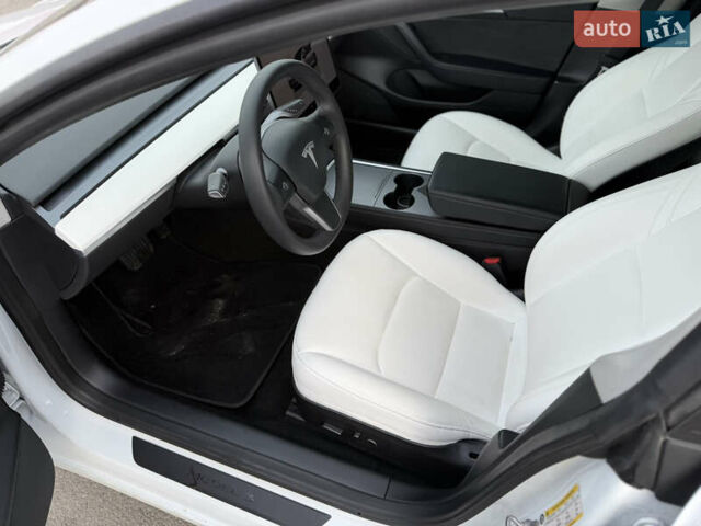 Білий Тесла Модель 3, об'ємом двигуна 0 л та пробігом 48 тис. км за 22900 $, фото 7 на Automoto.ua