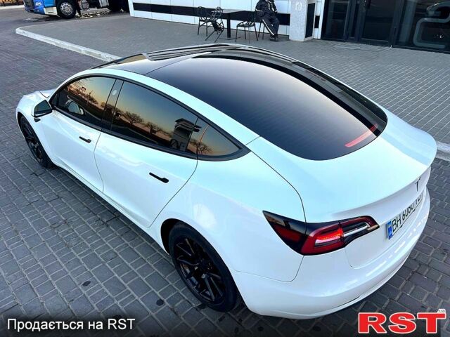 Білий Тесла Модель 3, об'ємом двигуна 0.21 л та пробігом 80 тис. км за 18500 $, фото 5 на Automoto.ua