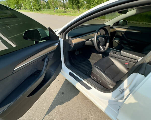 Белый Тесла Модель 3, объемом двигателя 0 л и пробегом 65 тыс. км за 22000 $, фото 13 на Automoto.ua