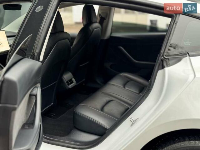 Білий Тесла Модель 3, об'ємом двигуна 0 л та пробігом 117 тис. км за 20999 $, фото 14 на Automoto.ua