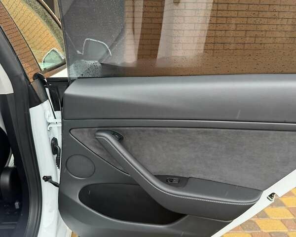 Белый Тесла Модель 3, объемом двигателя 0 л и пробегом 40 тыс. км за 25000 $, фото 25 на Automoto.ua