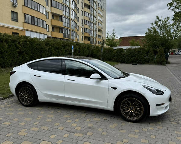 Белый Тесла Модель 3, объемом двигателя 0 л и пробегом 62 тыс. км за 23000 $, фото 4 на Automoto.ua