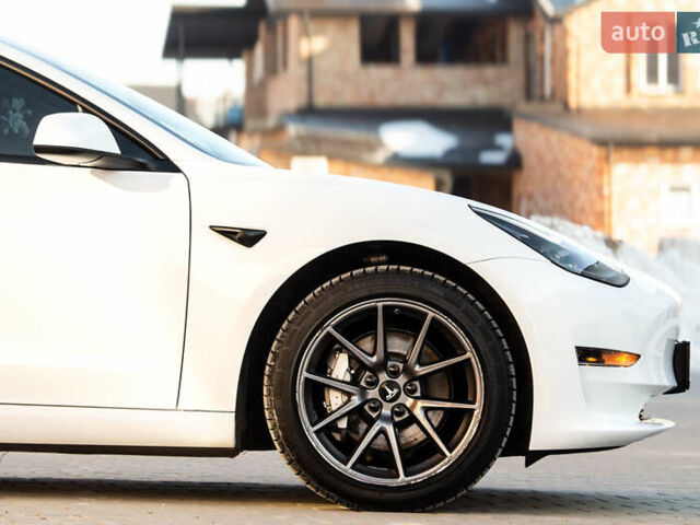 Белый Тесла Модель 3, объемом двигателя 0 л и пробегом 94 тыс. км за 19999 $, фото 4 на Automoto.ua