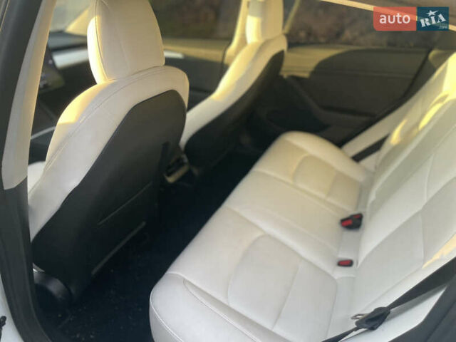 Білий Тесла Модель 3, об'ємом двигуна 0 л та пробігом 77 тис. км за 19000 $, фото 12 на Automoto.ua