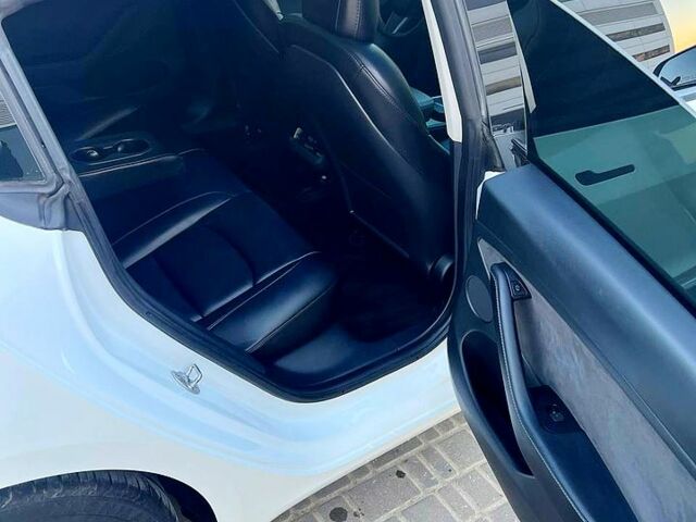 Білий Тесла Модель 3, об'ємом двигуна 0.21 л та пробігом 80 тис. км за 18500 $, фото 7 на Automoto.ua