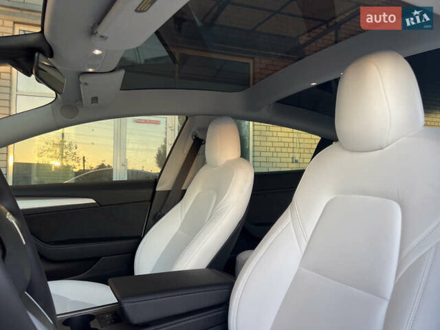 Білий Тесла Модель 3, об'ємом двигуна 0 л та пробігом 45 тис. км за 27500 $, фото 17 на Automoto.ua