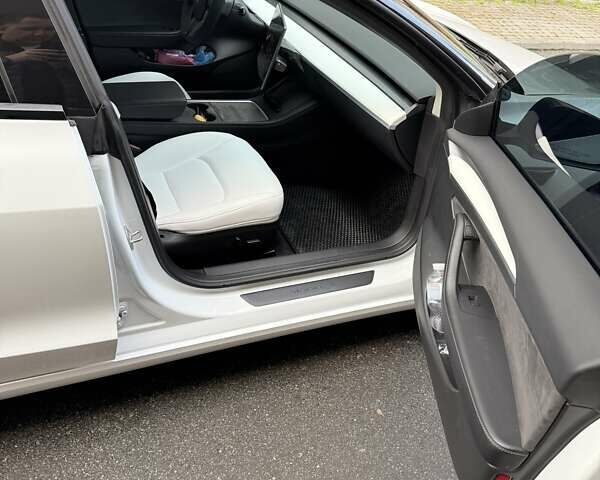 Белый Тесла Модель 3, объемом двигателя 0 л и пробегом 37 тыс. км за 22500 $, фото 4 на Automoto.ua