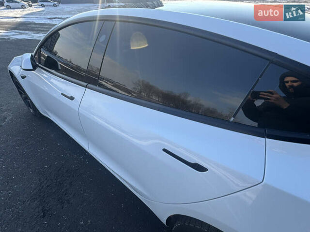 Білий Тесла Модель 3, об'ємом двигуна 0 л та пробігом 47 тис. км за 24500 $, фото 19 на Automoto.ua