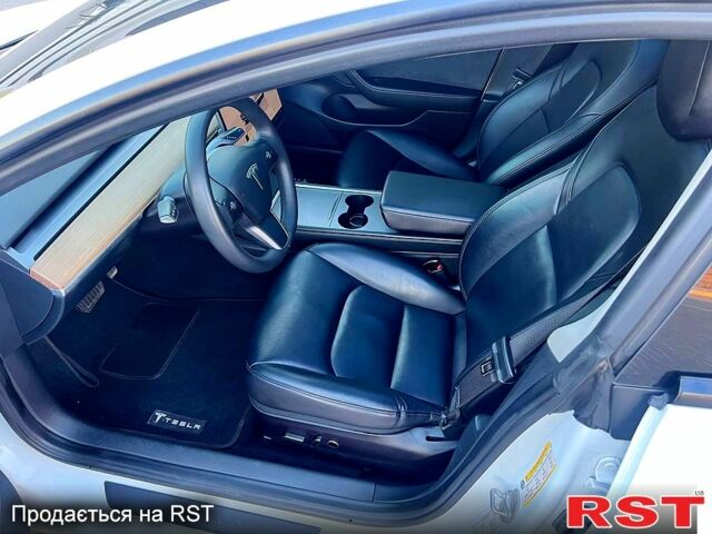 Білий Тесла Модель 3, об'ємом двигуна 0.21 л та пробігом 80 тис. км за 18500 $, фото 12 на Automoto.ua
