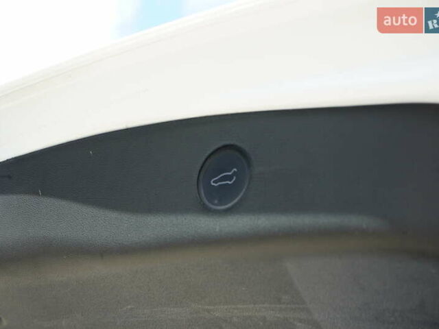 Білий Тесла Модель 3, об'ємом двигуна 0 л та пробігом 33 тис. км за 20700 $, фото 37 на Automoto.ua