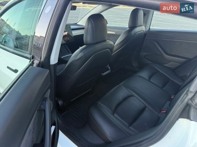 Белый Тесла Модель 3, объемом двигателя 0 л и пробегом 81 тыс. км за 17500 $, фото 14 на Automoto.ua