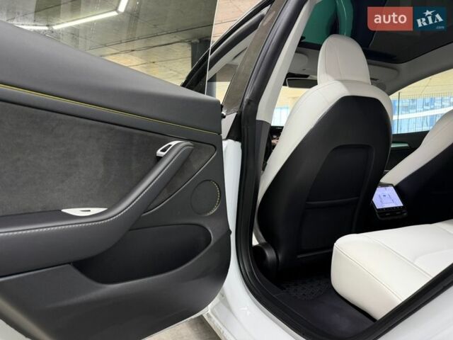 Білий Тесла Модель 3, об'ємом двигуна 0 л та пробігом 88 тис. км за 20900 $, фото 22 на Automoto.ua