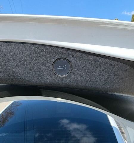 Белый Тесла Модель 3, объемом двигателя 0 л и пробегом 100 тыс. км за 17800 $, фото 9 на Automoto.ua