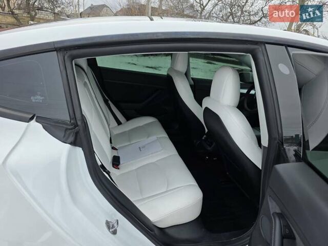 Белый Тесла Модель 3, объемом двигателя 0 л и пробегом 46 тыс. км за 24800 $, фото 20 на Automoto.ua