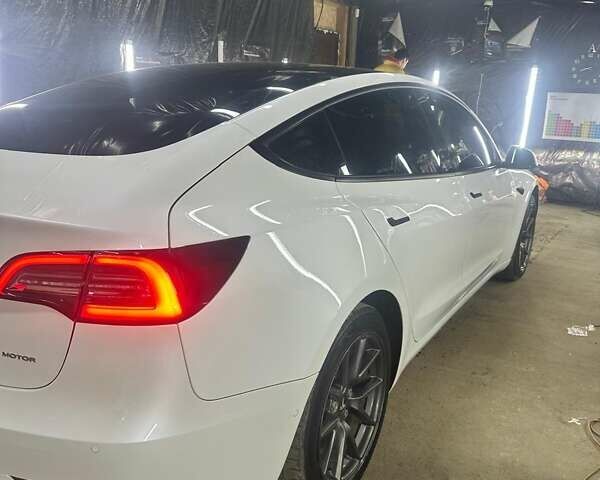 Белый Тесла Модель 3, объемом двигателя 0 л и пробегом 125 тыс. км за 22000 $, фото 4 на Automoto.ua