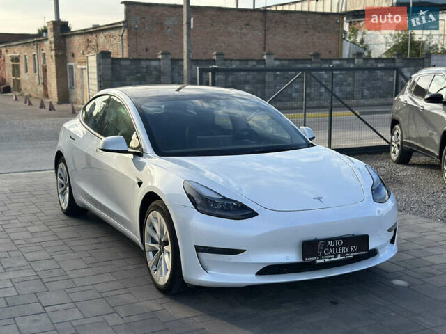Білий Тесла Модель 3, об'ємом двигуна 0 л та пробігом 28 тис. км за 20500 $, фото 2 на Automoto.ua