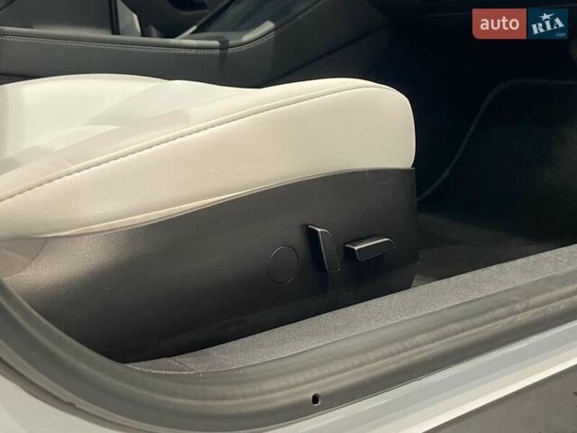 Белый Тесла Модель 3, объемом двигателя 0 л и пробегом 18 тыс. км за 28999 $, фото 36 на Automoto.ua