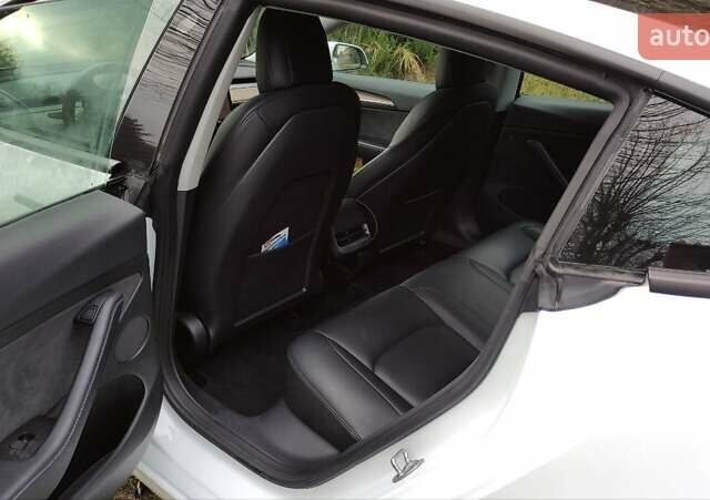 Білий Тесла Модель 3, об'ємом двигуна 0 л та пробігом 58 тис. км за 23500 $, фото 7 на Automoto.ua