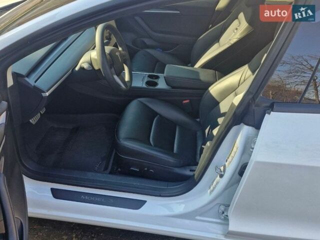 Белый Тесла Модель 3, объемом двигателя 0 л и пробегом 36 тыс. км за 25500 $, фото 12 на Automoto.ua