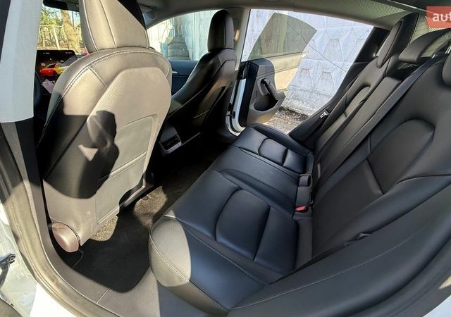 Белый Тесла Модель 3, объемом двигателя 0 л и пробегом 49 тыс. км за 25200 $, фото 20 на Automoto.ua