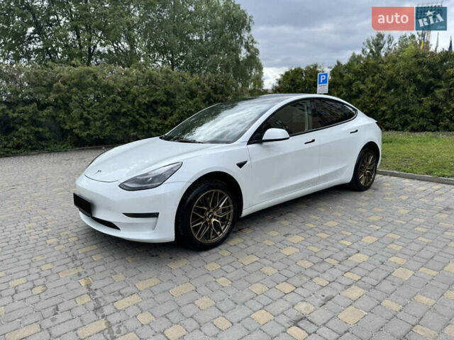 Белый Тесла Модель 3, объемом двигателя 0 л и пробегом 62 тыс. км за 23000 $, фото 1 на Automoto.ua