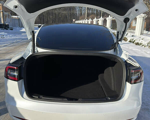 Белый Тесла Модель 3, объемом двигателя 0 л и пробегом 55 тыс. км за 24900 $, фото 7 на Automoto.ua