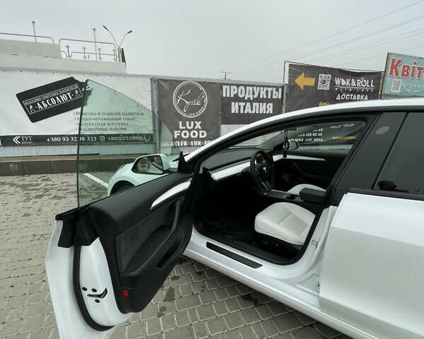 Білий Тесла Модель 3, об'ємом двигуна 0 л та пробігом 62 тис. км за 21500 $, фото 8 на Automoto.ua