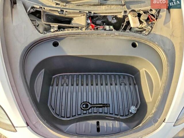 Белый Тесла Модель 3, объемом двигателя 0 л и пробегом 61 тыс. км за 7000 $, фото 10 на Automoto.ua