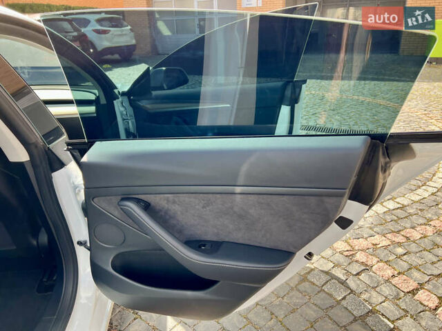 Білий Тесла Модель 3, об'ємом двигуна 0 л та пробігом 2 тис. км за 23700 $, фото 26 на Automoto.ua