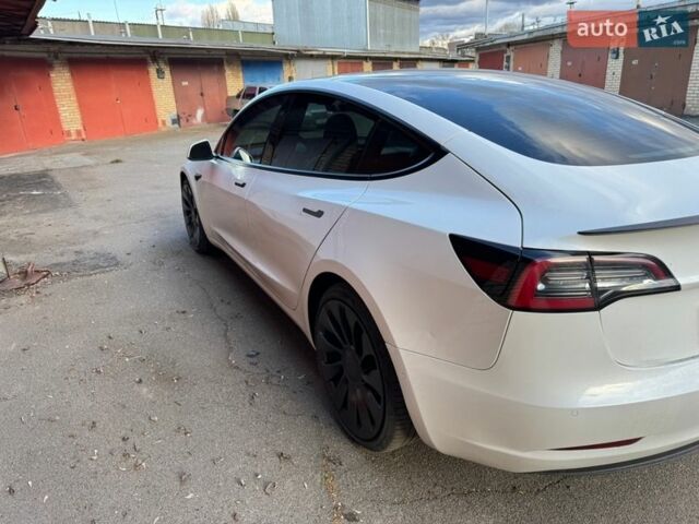 Белый Тесла Модель 3, объемом двигателя 0 л и пробегом 64 тыс. км за 21999 $, фото 5 на Automoto.ua