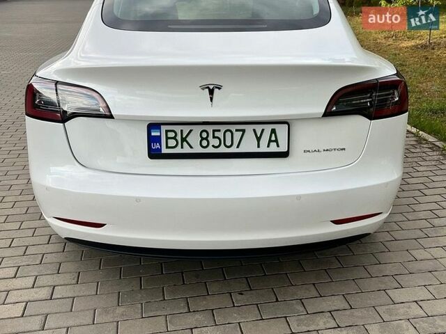 Білий Тесла Модель 3, об'ємом двигуна 0 л та пробігом 61 тис. км за 20950 $, фото 3 на Automoto.ua