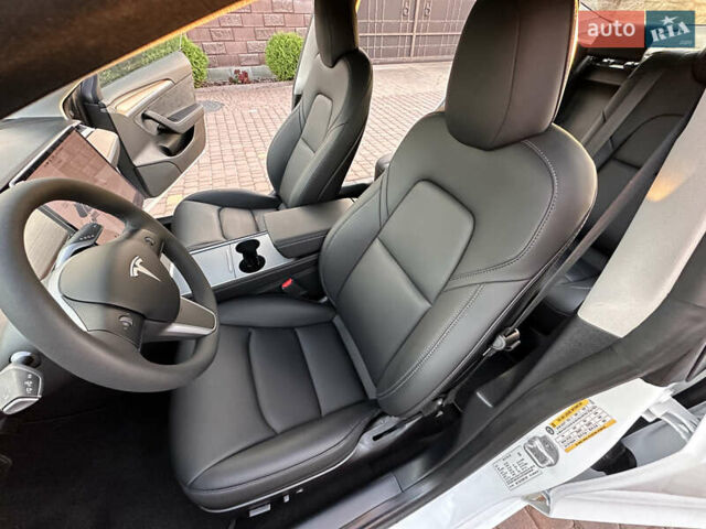 Белый Тесла Модель 3, объемом двигателя 0 л и пробегом 1 тыс. км за 37999 $, фото 57 на Automoto.ua