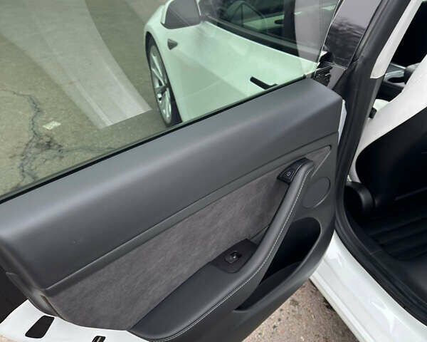 Белый Тесла Модель 3, объемом двигателя 0 л и пробегом 81 тыс. км за 21000 $, фото 13 на Automoto.ua