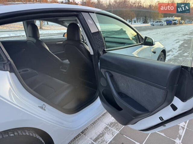 Білий Тесла Модель 3, об'ємом двигуна 0 л та пробігом 129 тис. км за 21999 $, фото 7 на Automoto.ua